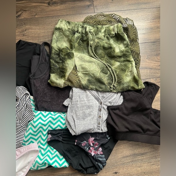 Women's Clothing Bundle: 10 Summer Items
Dress,Blouse,Tank Top,Crop Top,Size M - Picture 3 of 10